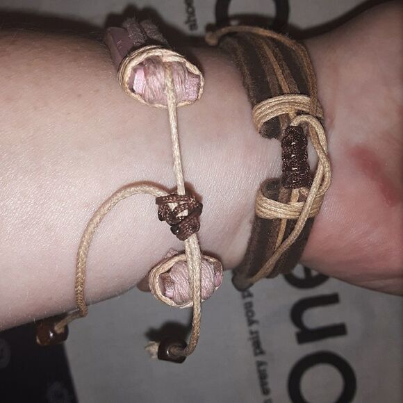 2 adjustable thick leather Hawaiin bracelets - Picture 3 of 6